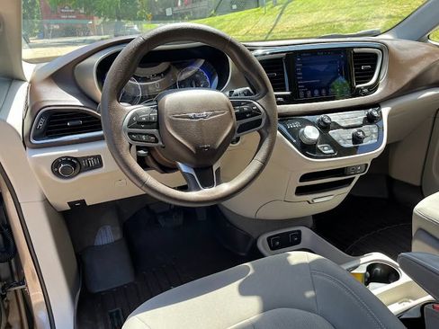 Used 2017 Chrysler Pacifica Touring FWD image 11
