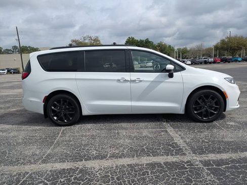 Used 2023 Chrysler Pacifica Touring-L w/ S Appearance Package image 3