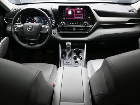 Used 2021 Toyota Highlander XLE AWD/4WD image 14