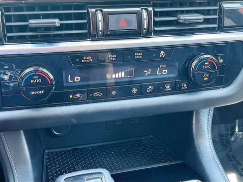 Used 2022 Nissan Pathfinder SL AWD/4WD image 16
