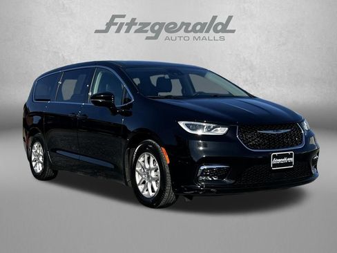 Used 2024 Chrysler Pacifica Touring-L image 1