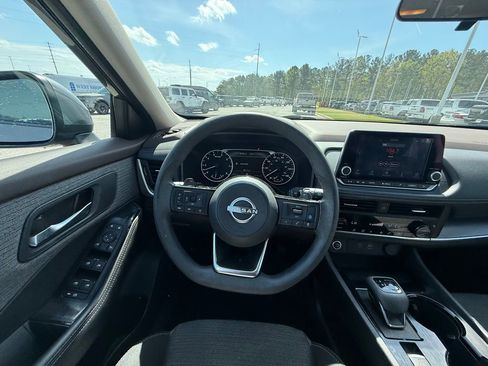 Used 2023 Nissan Rogue SV image 14