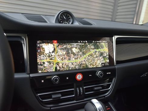 Certified 2025 Porsche Macan image 31