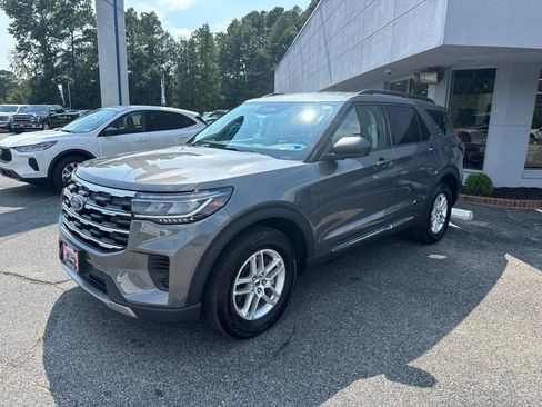 Used 2025 Ford Explorer Active AWD/4WD image 1
