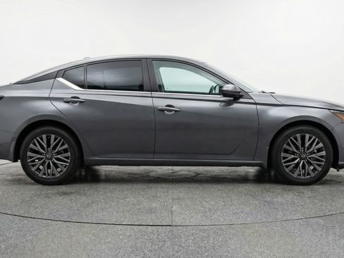 Used 2025 Nissan Altima 2.5 SV FWD image 11