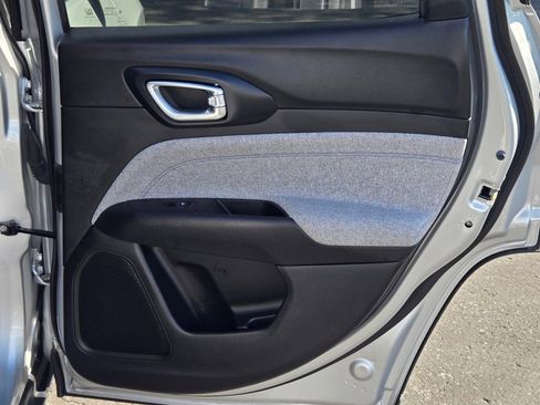 Used 2024 Jeep Compass Latitude image 9