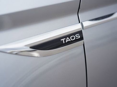 Used 2023 Volkswagen Taos SE w/ Panoramic Sunroof Package image 37