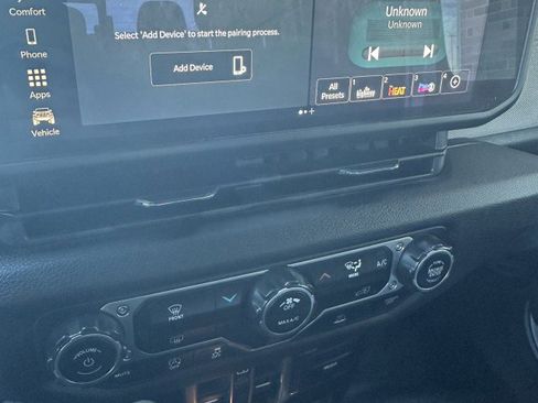 Used 2025 Jeep Gladiator Sport image 15