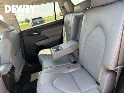 Used 2022 Toyota Highlander XLE AWD/4WD image 28
