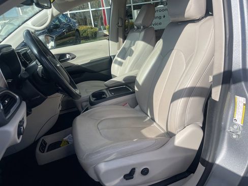 Used 2021 Chrysler Pacifica Touring-L image 16
