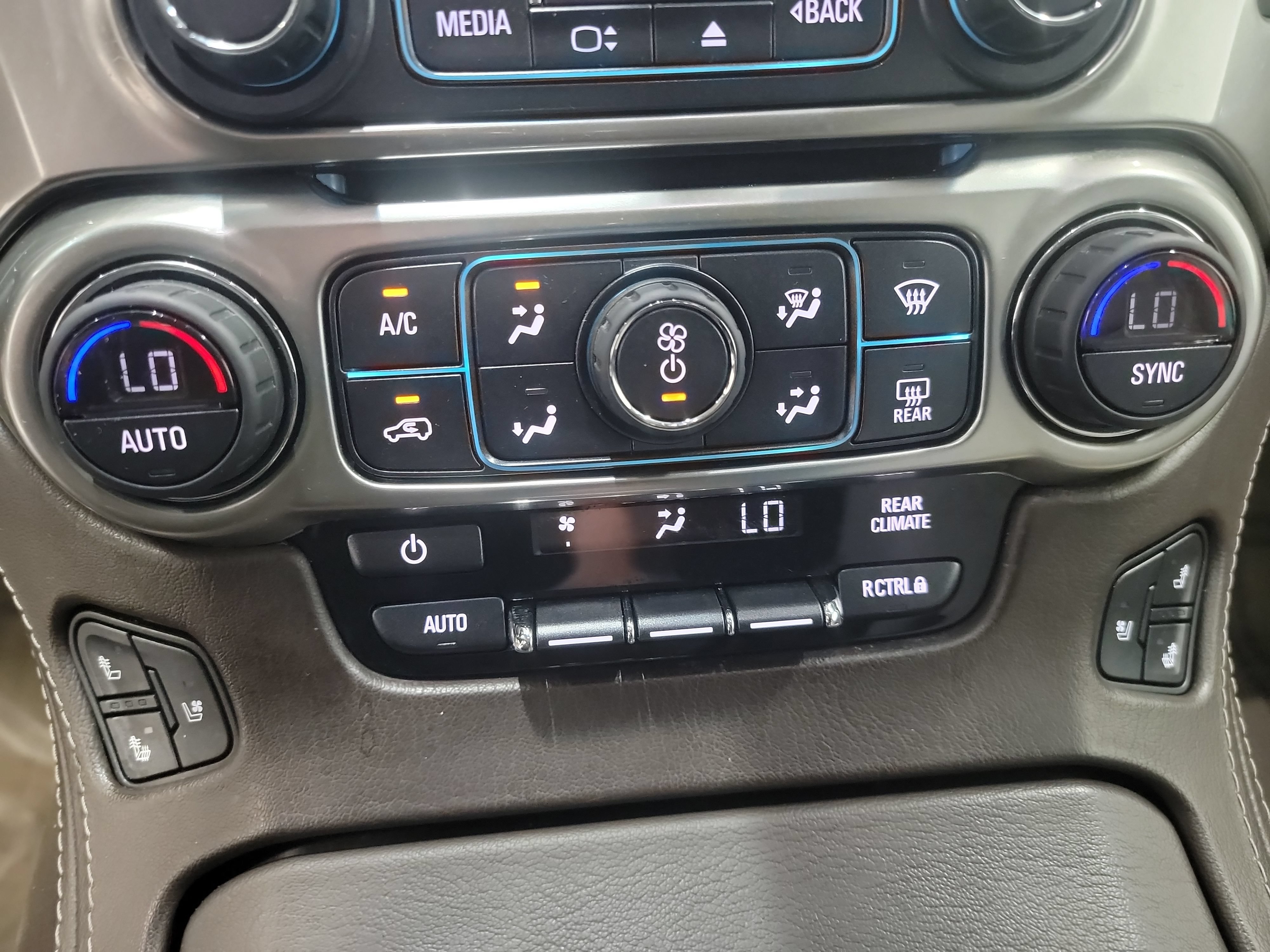 Used 2018 Chevrolet Suburban Premier AWD/4WD image 21