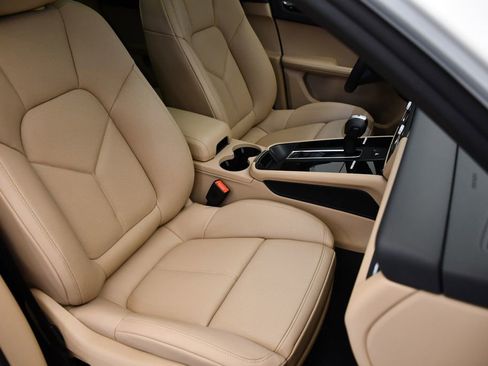 Used 2025 Porsche Macan image 45