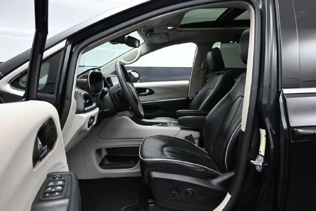 Certified 2024 Chrysler Pacifica Limited FWD image 19