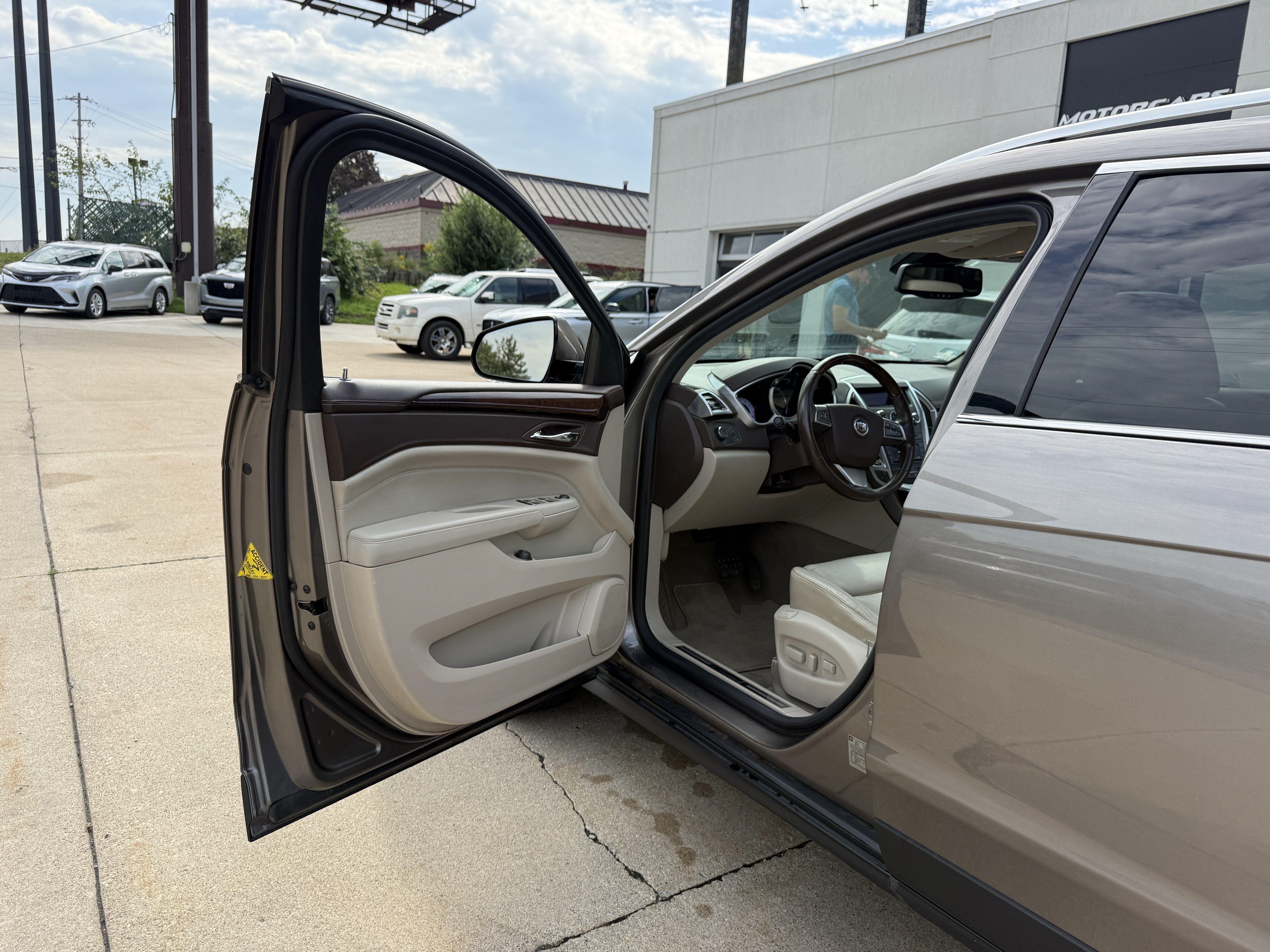 Used 2011 Cadillac SRX Luxury FWD image 8