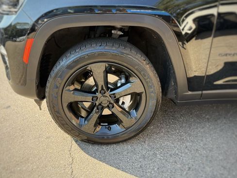 Used 2023 Jeep Grand Cherokee Altitude AWD/4WD image 18