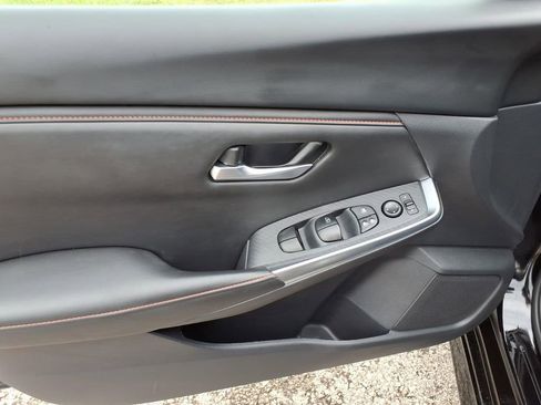 Certified 2025 Nissan Sentra SR FWD image 3