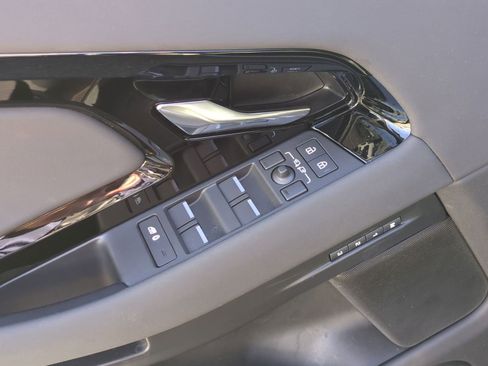 Used 2024 Land Rover Range Rover Evoque S image 12