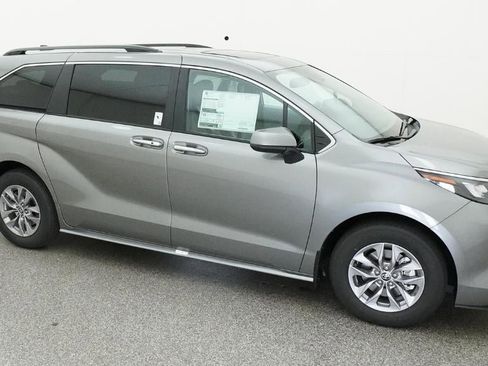 New 2026 Toyota Sienna XLE image 12