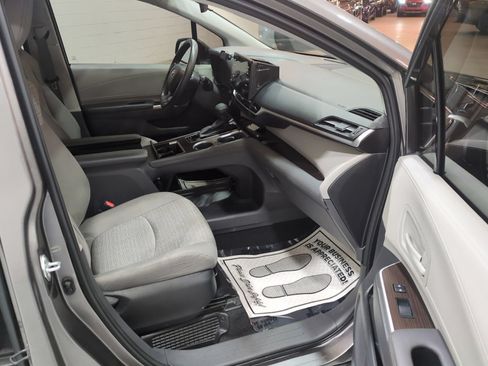 Used 2022 Toyota Sienna LE FWD image 9