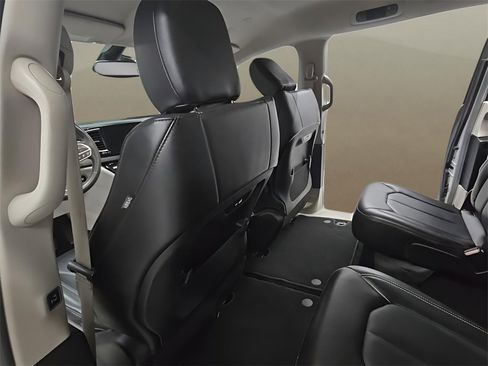 Used 2024 Chrysler Pacifica Touring-L image 14
