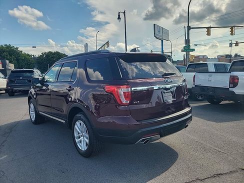 Used 2018 Ford Explorer XLT AWD/4WD image 3
