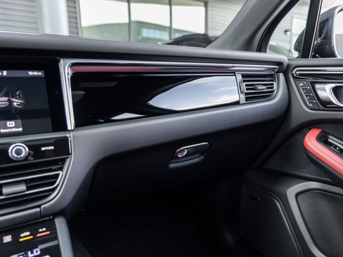 New 2026 Porsche Macan image 32