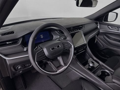 New 2025 Jeep Grand Cherokee Laredo X w/ Luxury Tech Group I image 9