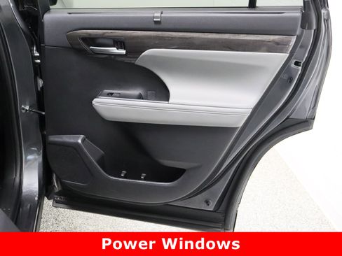 Used 2023 Toyota Highlander Platinum image 38