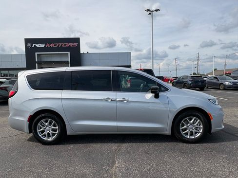 Used 2026 Chrysler Pacifica Select FWD image 15