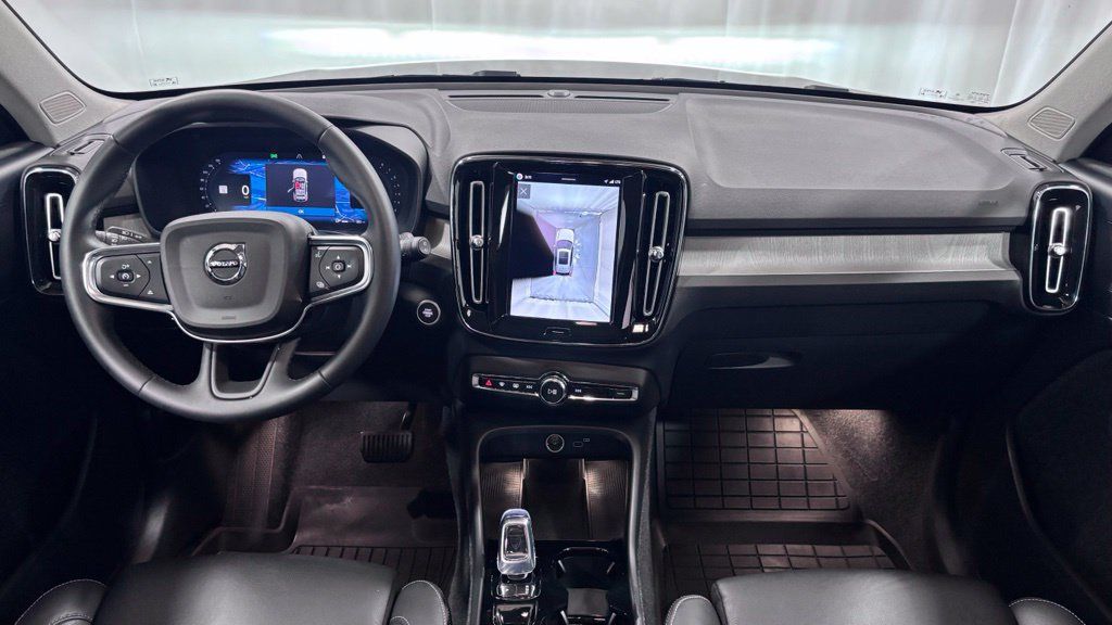 Certified 2026 Volvo XC40 B5 Plus AWD/4WD image 2