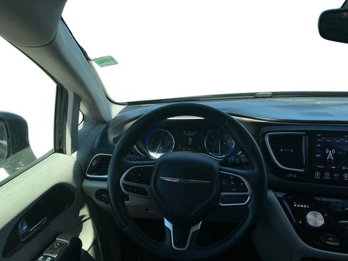 Used 2018 Chrysler Pacifica Touring-L w/ Premium Audio Group FWD image 12