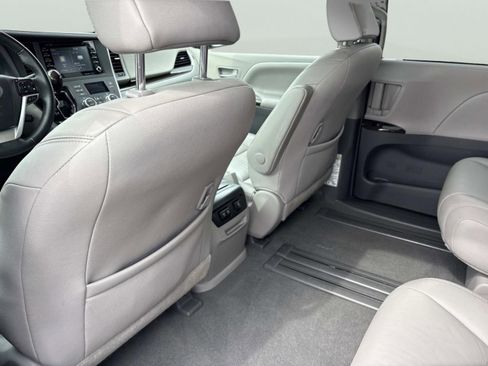 Used 2019 Toyota Sienna XLE w/ XLE Navigation Package image 13