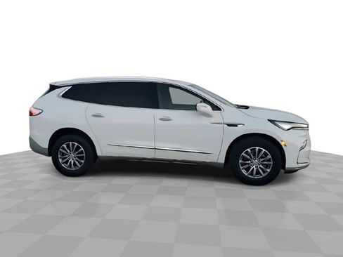 Used 2023 Buick Enclave Essence image 9