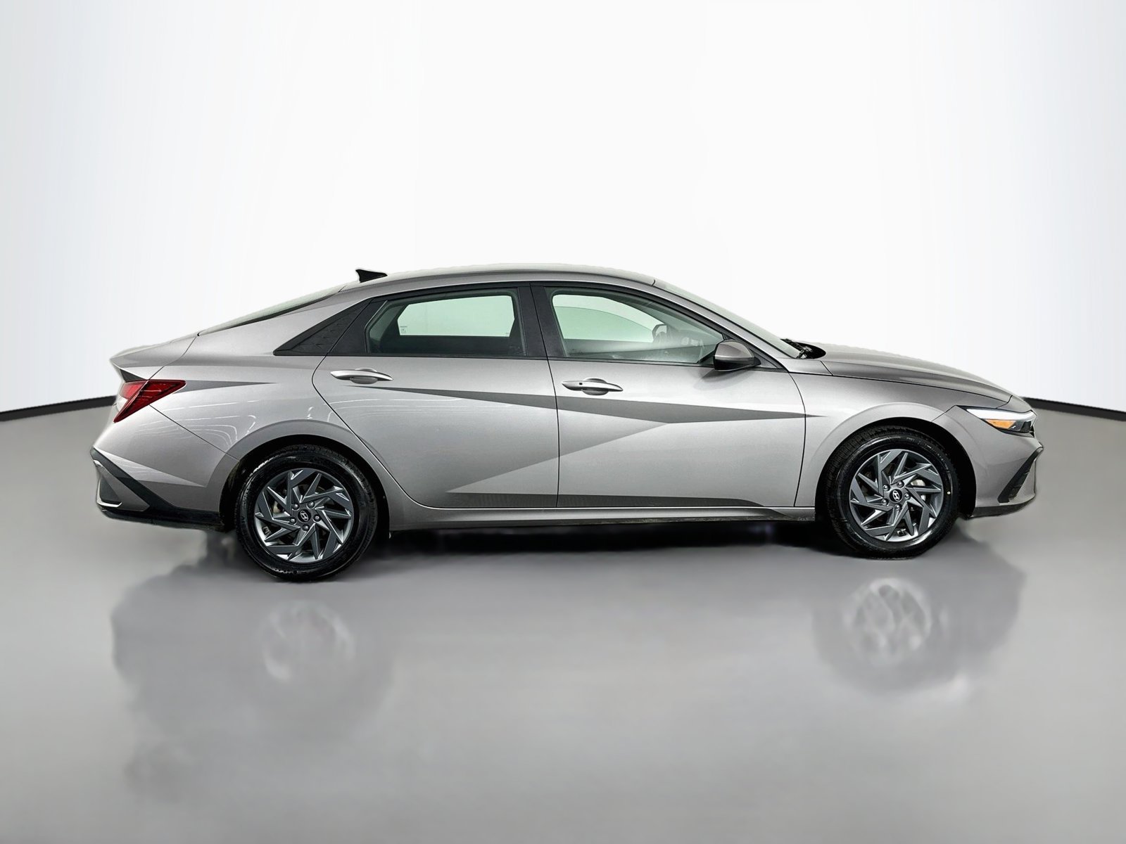 Used 2024 Hyundai Elantra SEL FWD image 9