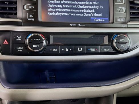 Used 2014 Toyota Highlander Limited w/ Driver Technology Package AWD/4WD image 17
