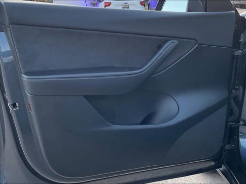 Used 2022 Tesla Model Y Long Range image 21