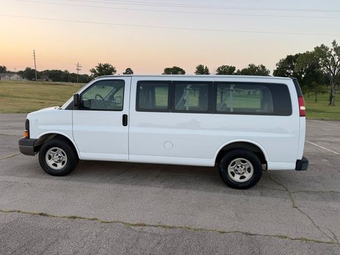 Used 2004 Chevrolet Express 1500 Passenger RWD image 3