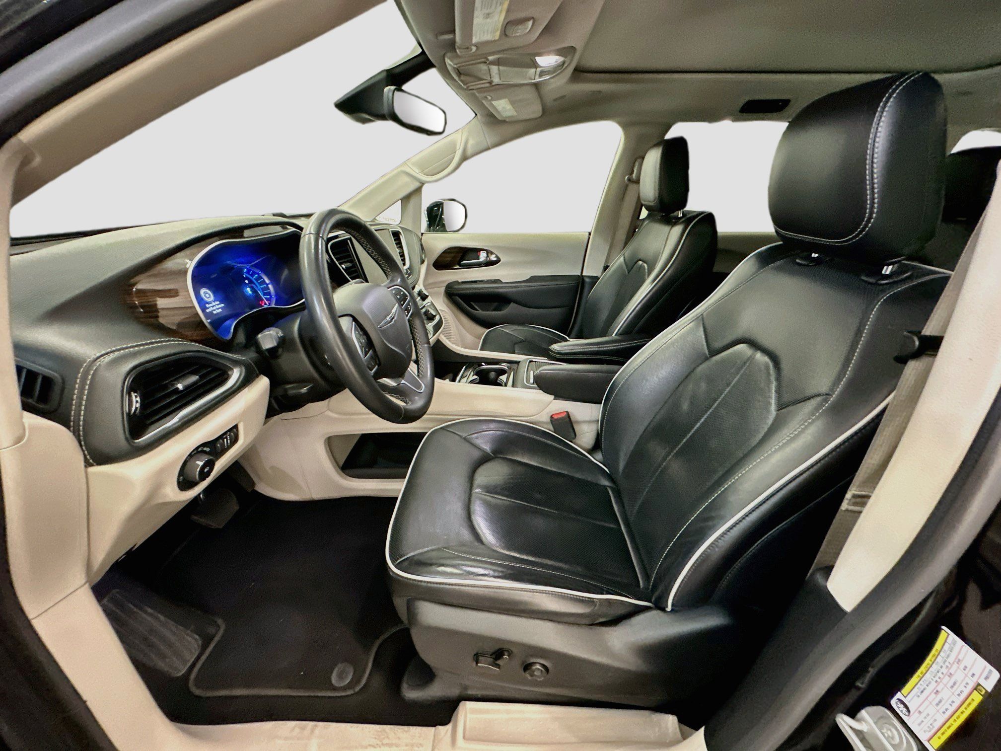 Used 2023 Chrysler Pacifica Limited FWD image 13