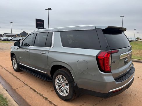 Used 2023 GMC Yukon XL SLT w/ SLT Luxury Package image 5