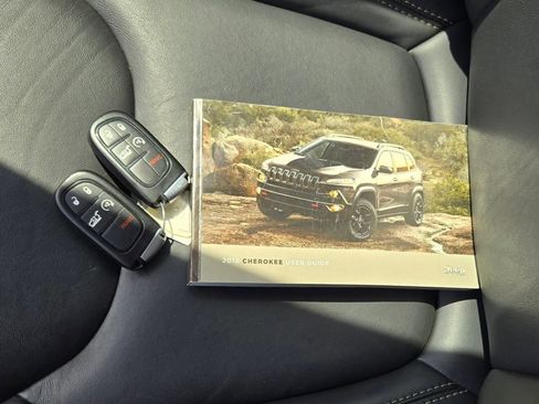 Used 2018 Jeep Cherokee Limited AWD/4WD image 10