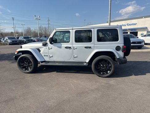 Used 2023 Jeep Wrangler Unlimited Sahara w/ Cold Weather Group image 17