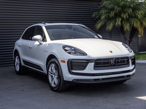 Certified 2025 Porsche Macan image 6