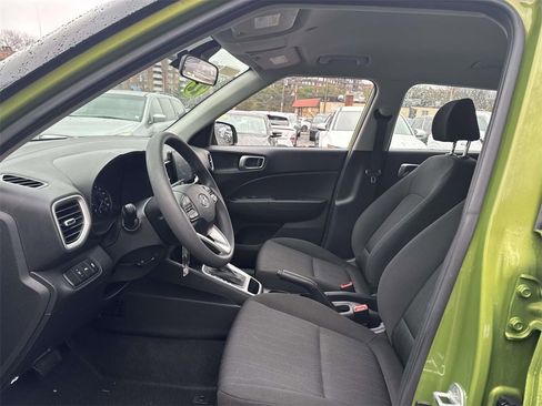 Certified 2022 Hyundai Venue SE image 18