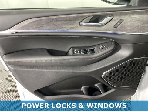 Used 2025 Jeep Grand Cherokee L Overland w/ Trailer Tow Package image 15