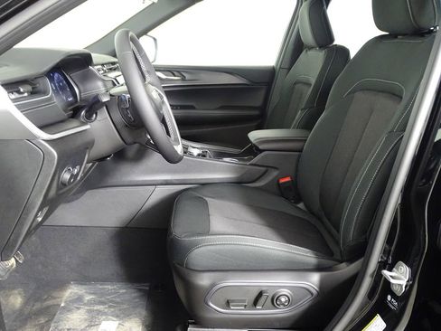 New 2025 Jeep Grand Cherokee L Laredo image 11