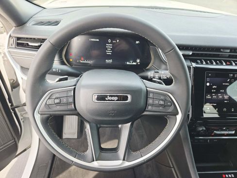 Used 2024 Jeep Grand Cherokee Laredo image 19