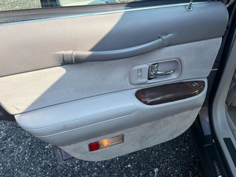 Used 1995 Lincoln Town Car Signature RWD image 32