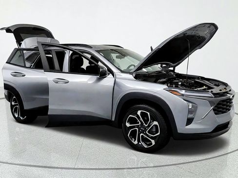 Certified 2024 Chevrolet Trax RS w/ Sunroof Package FWD image 14