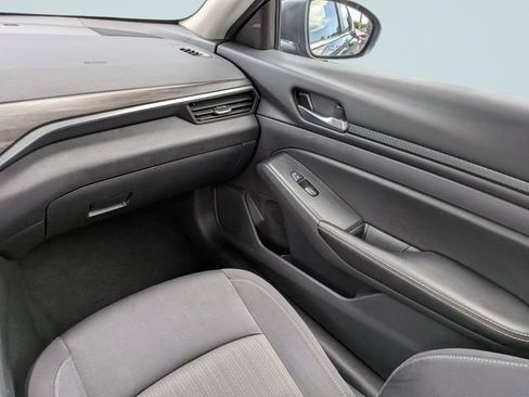 Used 2024 Nissan Altima 2.5 SV FWD image 15