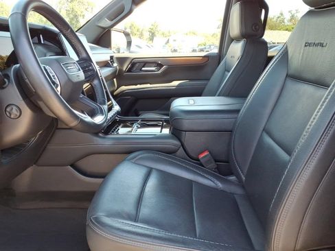 Used 2025 GMC Yukon XL Denali RWD image 26